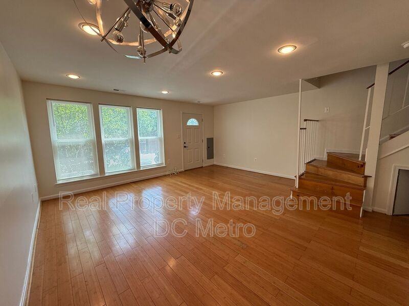 1125 Harvard St Nw #R - Photo 3 of 10