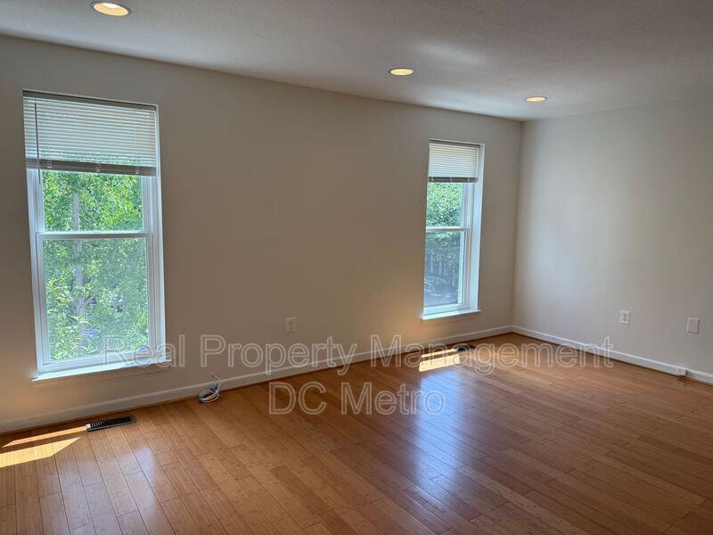 1125 Harvard St Nw #R - Photo 7 of 10