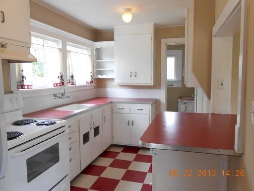 334 SE Washington St - Photo 2 of 3