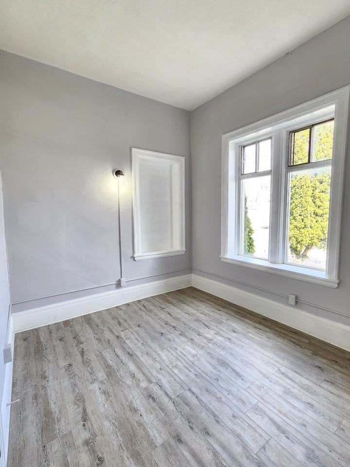 170 Simcoe Street South #7 - Photo 5 of 12
