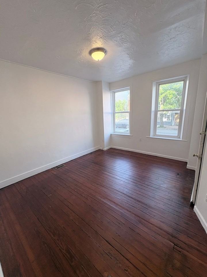 527 S Queen St #1 - Photo 3 of 11