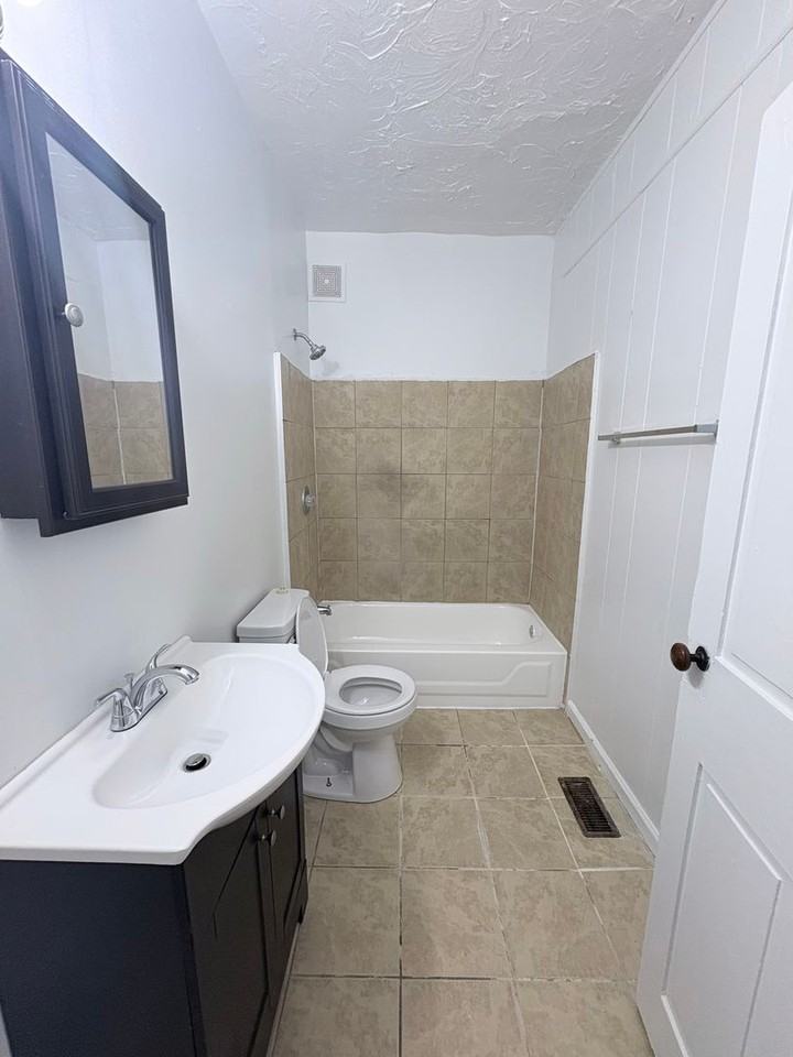 527 S Queen St #1 - Photo 5 of 11