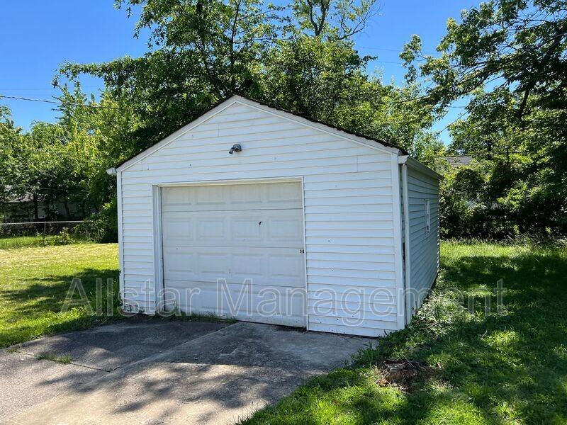 1480 E 196th St - Photo 4 of 24