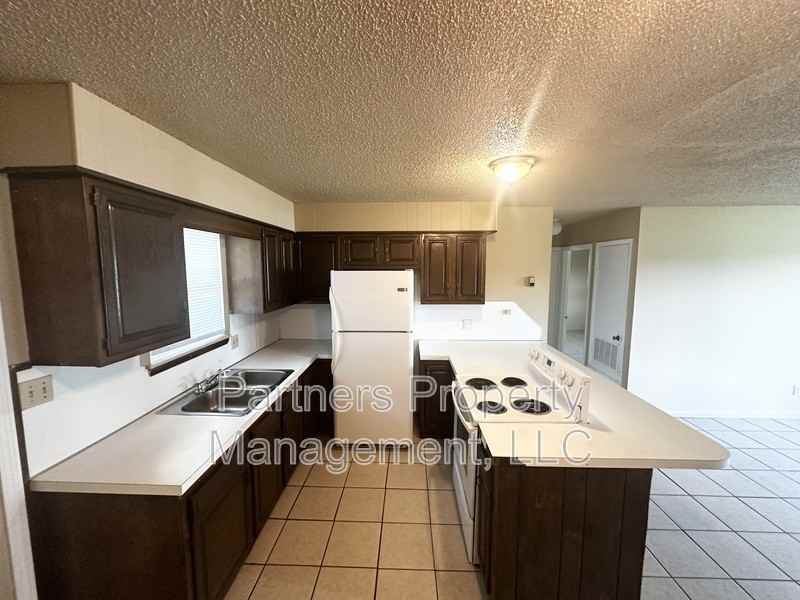 111 Pine Ave - Photo 2 of 9