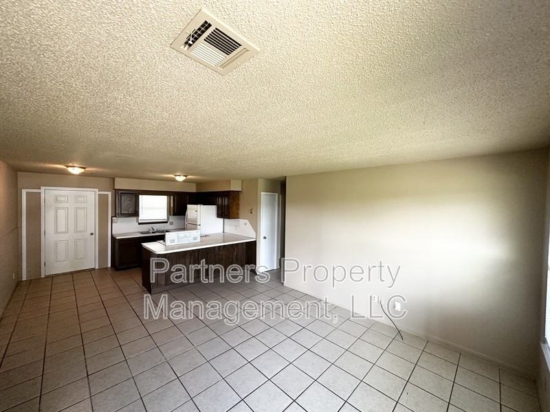 111 Pine Ave - Photo 3 of 9
