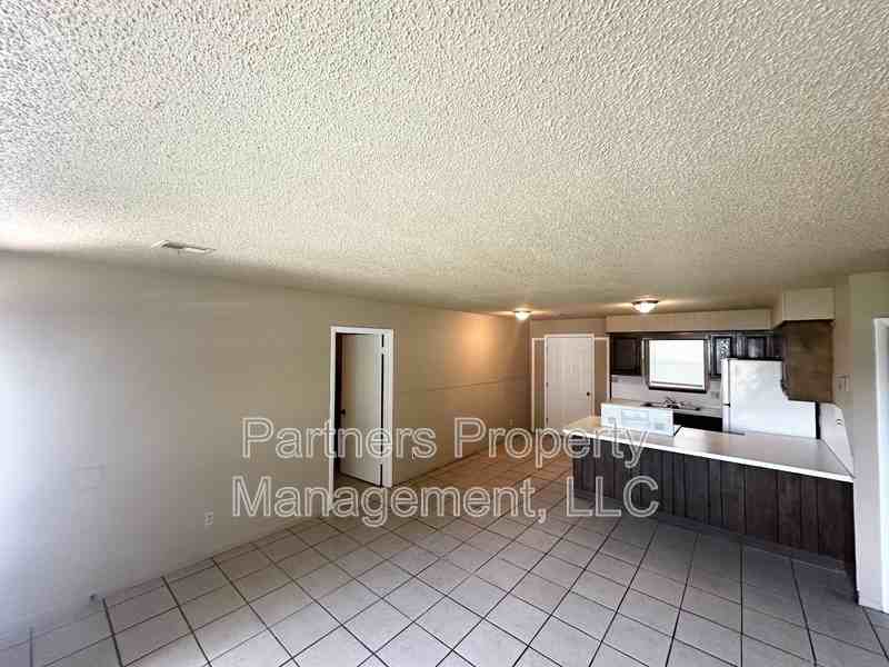 111 Pine Ave - Photo 4 of 9