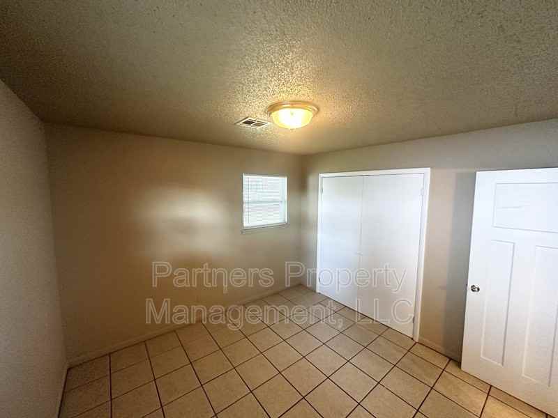 111 Pine Ave - Photo 5 of 9