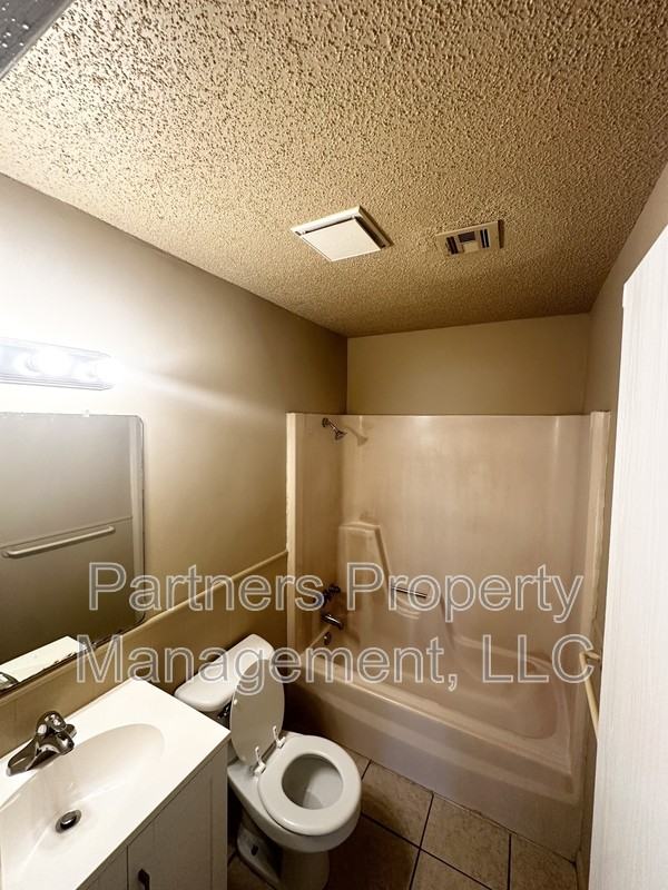 111 Pine Ave - Photo 6 of 9