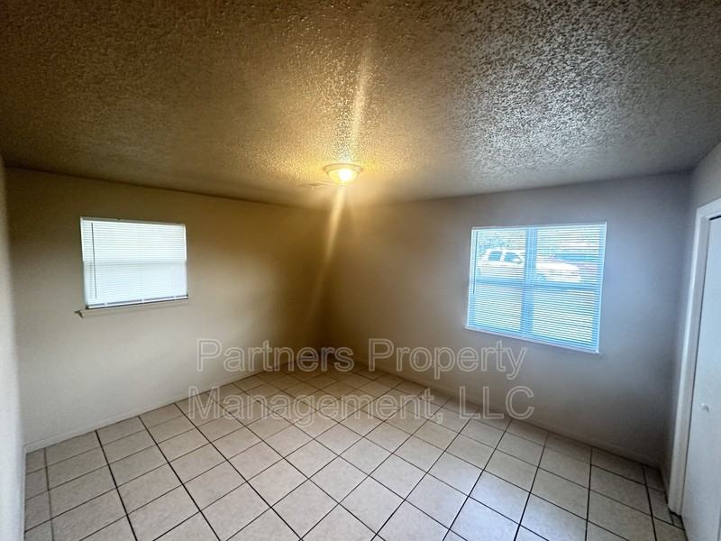 111 Pine Ave - Photo 7 of 9