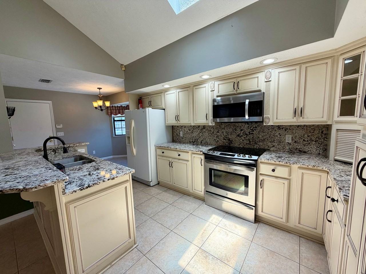 604 Mallory Dr - Photo 3 of 18