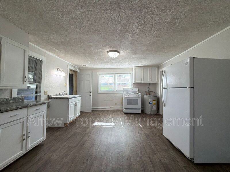 625 S 3rd St - Photo 4 of 12