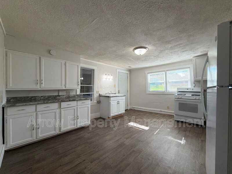 625 S 3rd St - Photo 5 of 12