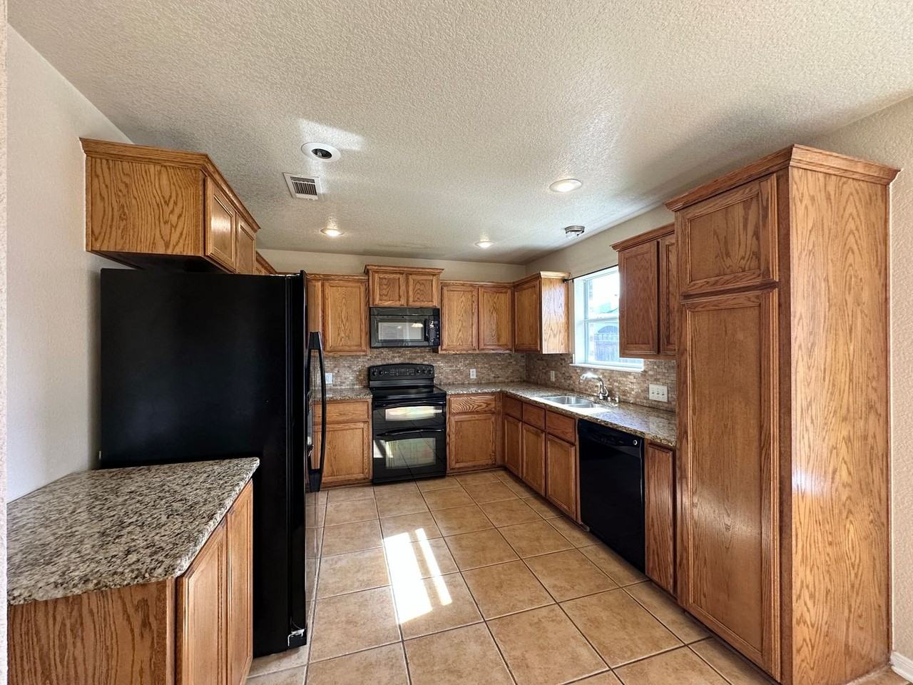 2601 Lavender Ln - Photo 6 of 43