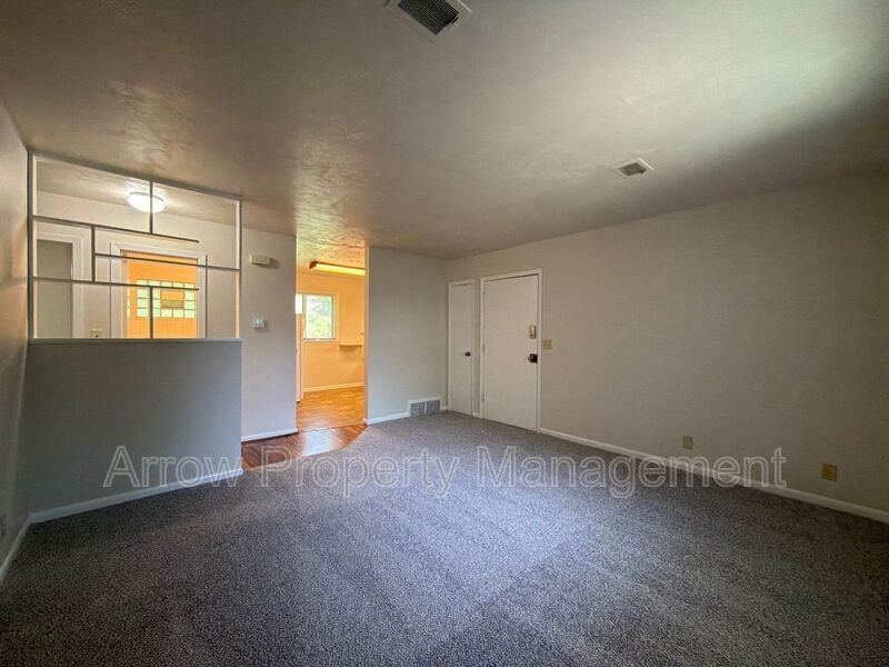 1426 S 20th St - Photo 3 of 9
