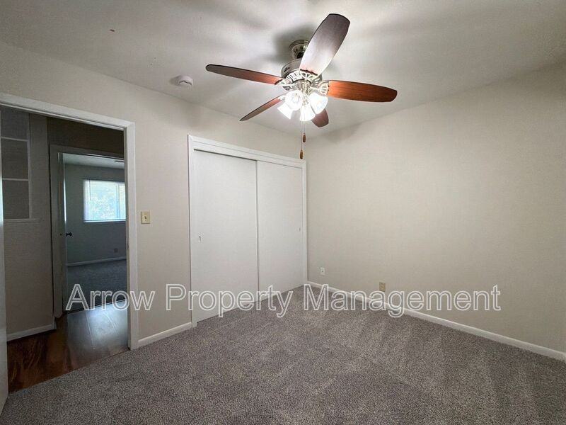1426 S 20th St - Photo 5 of 9
