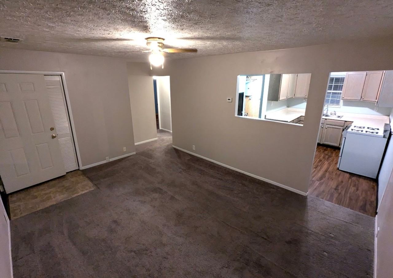 2624 Crystal St - Photo 3 of 10