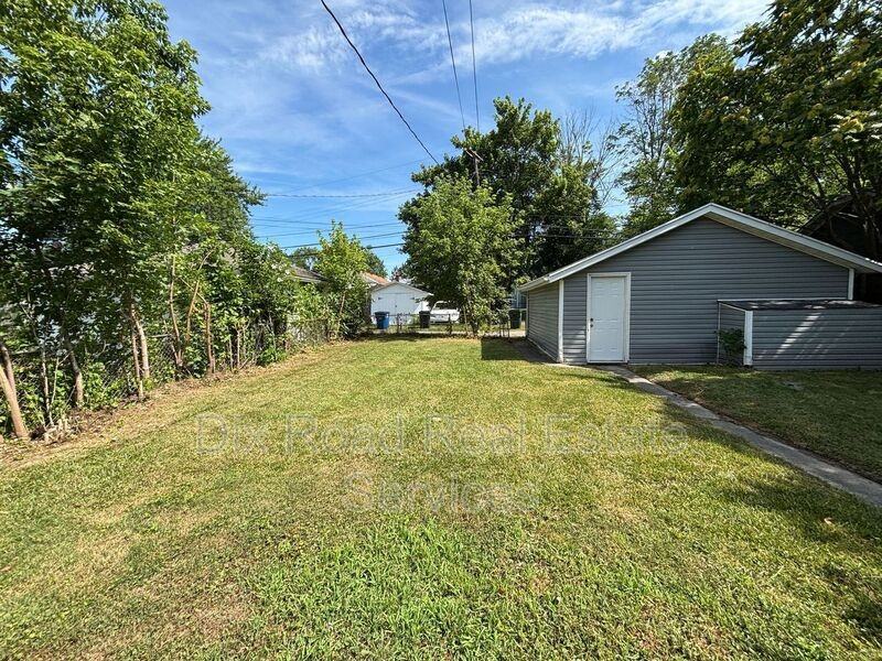 229 Bellaire Ave - Photo 4 of 24