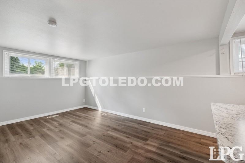3145 Sherbrooke Rd - Photo 4 of 19