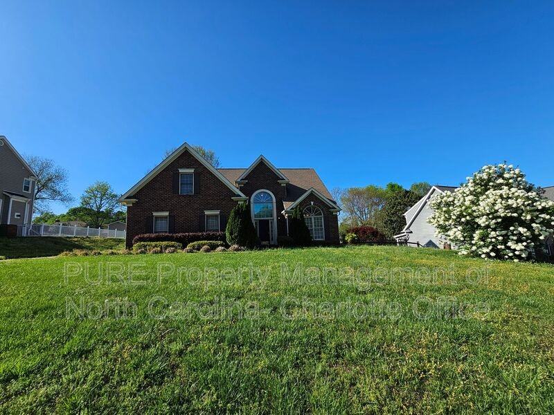 151 Woodfern Pl - Photo 3 of 48