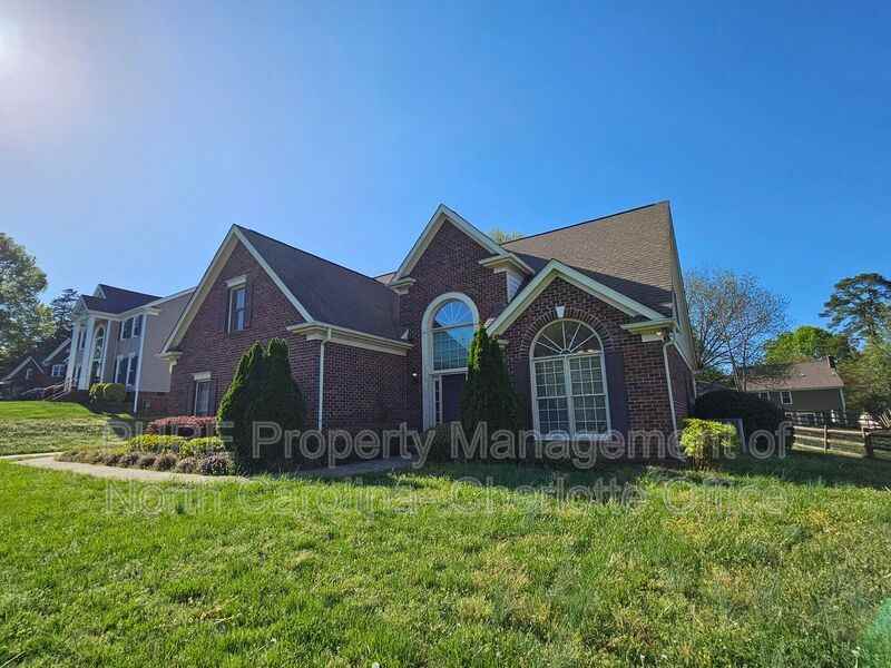 151 Woodfern Pl - Photo 4 of 48