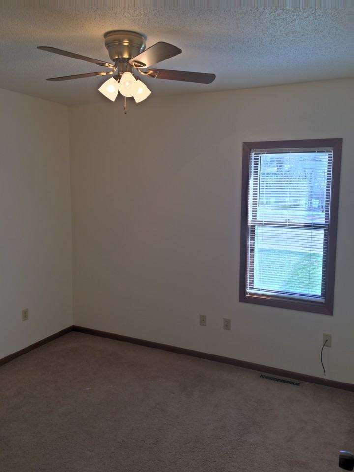 405 N Canyon St - Photo 2 of 12