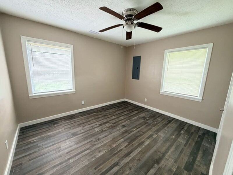 1600 Holbrook Ave - Photo 4 of 7