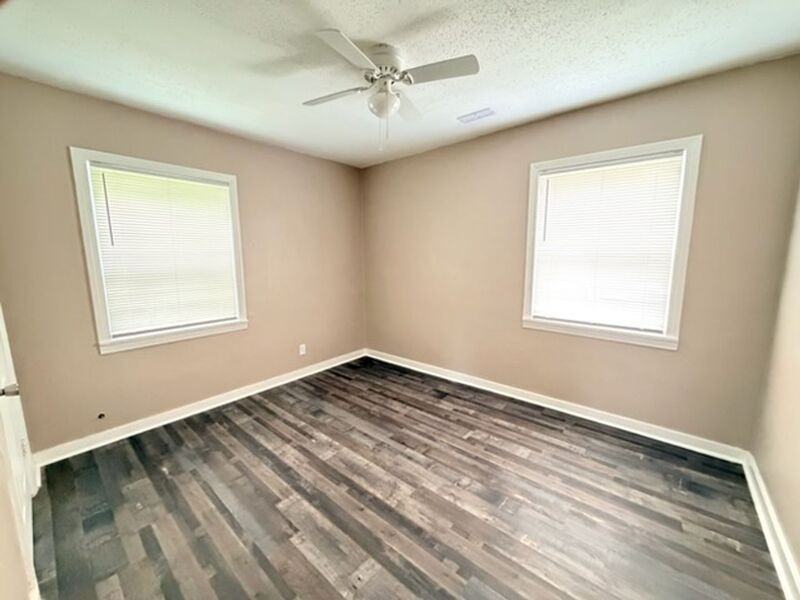 1600 Holbrook Ave - Photo 6 of 7