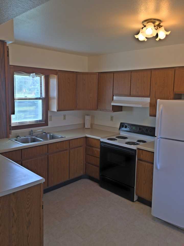 405 N Canyon St - Photo 3 of 12