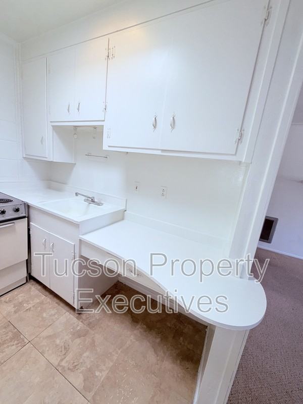 802 N Alvernon Way - Photo 2 of 8