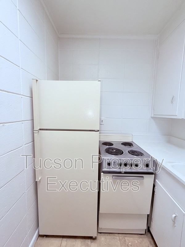 802 N Alvernon Way - Photo 3 of 8