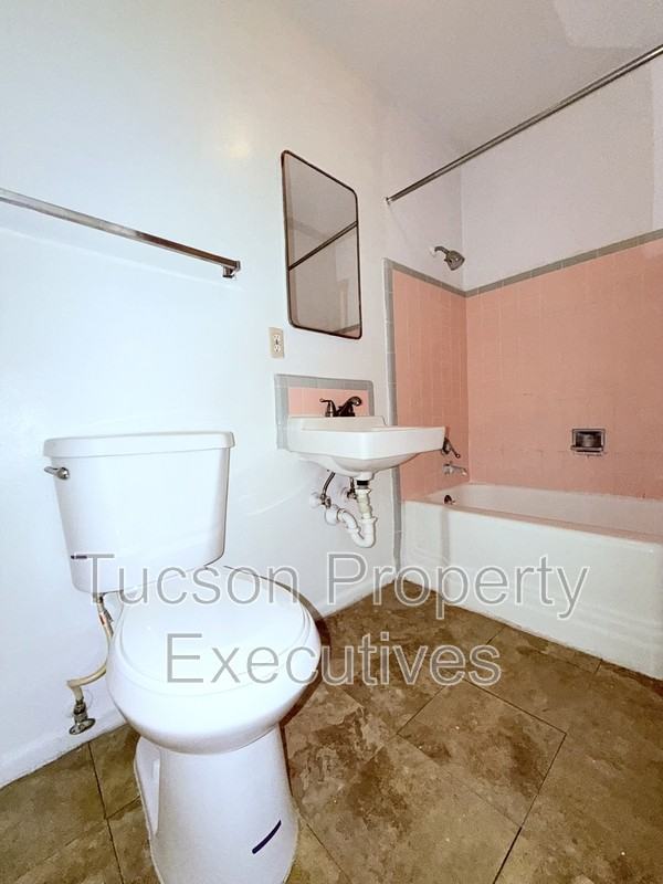 802 N Alvernon Way - Photo 4 of 8