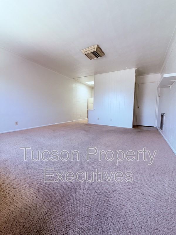 802 N Alvernon Way - Photo 6 of 8