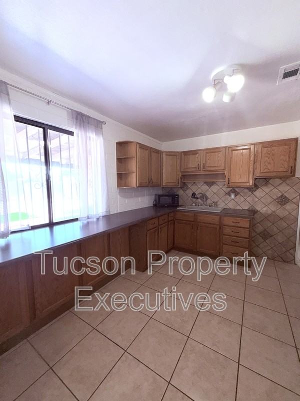 3626 E Sylvane St - Photo 3 of 26