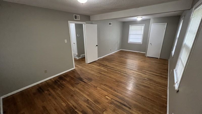 4914 Biscoe Ave - Photo 3 of 9