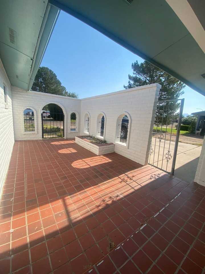 1733 Aspen Ave - Photo 2 of 16