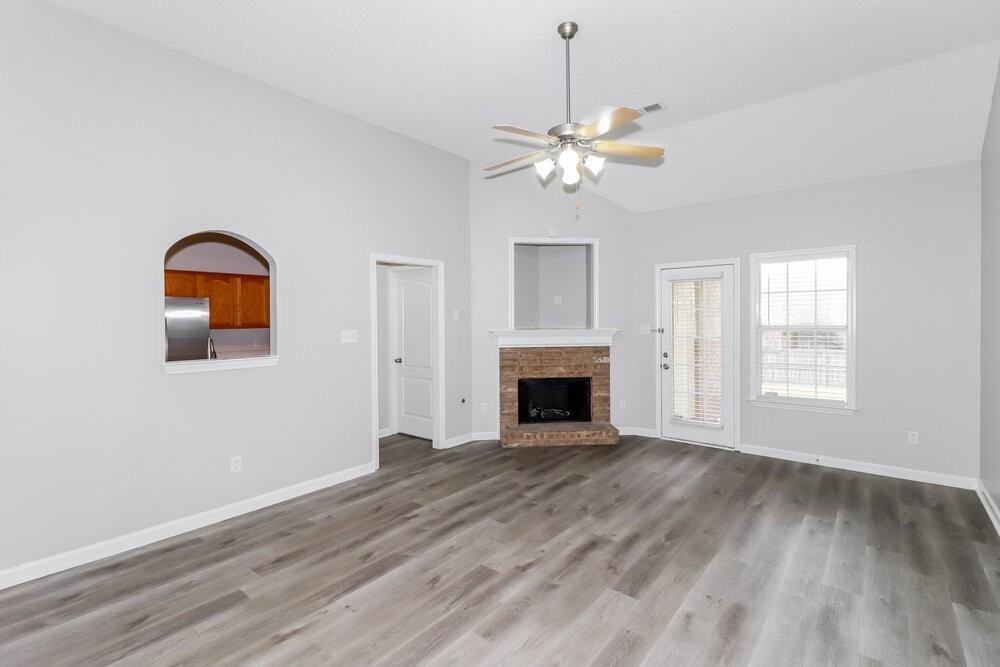 8750 Rogers Park Ave - Photo 5 of 17
