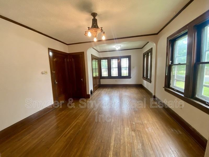 689 Schiller Ave #2 - Photo 4 of 14