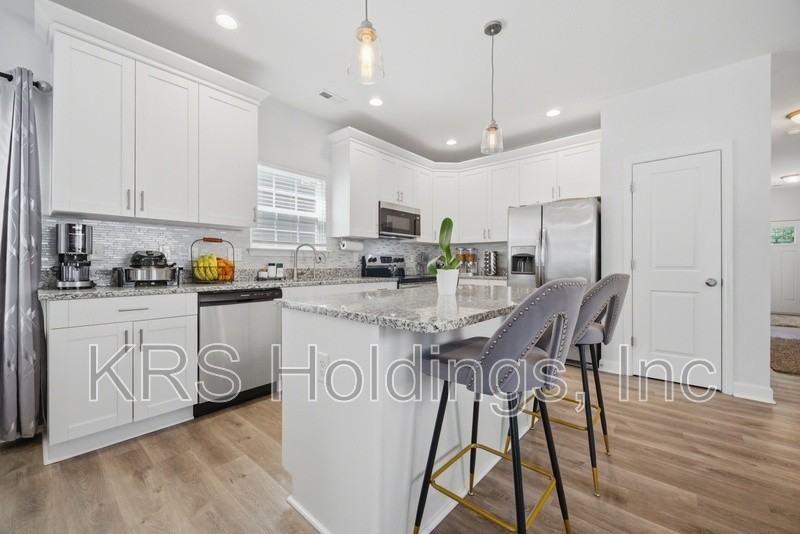 612 Smith St - Photo 3 of 17