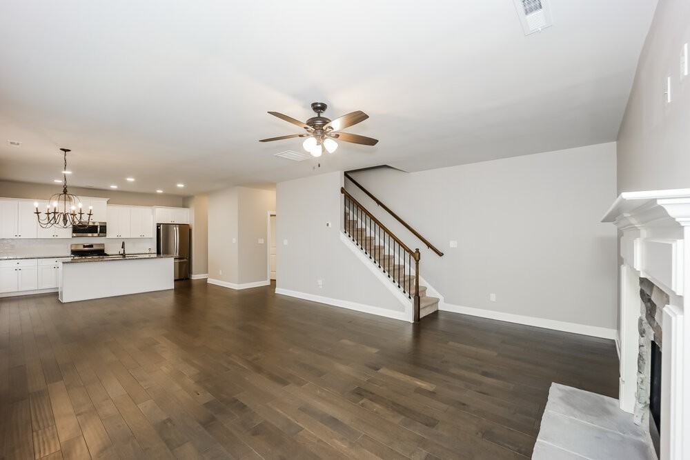 102 Peyton Ct - Photo 4 of 17
