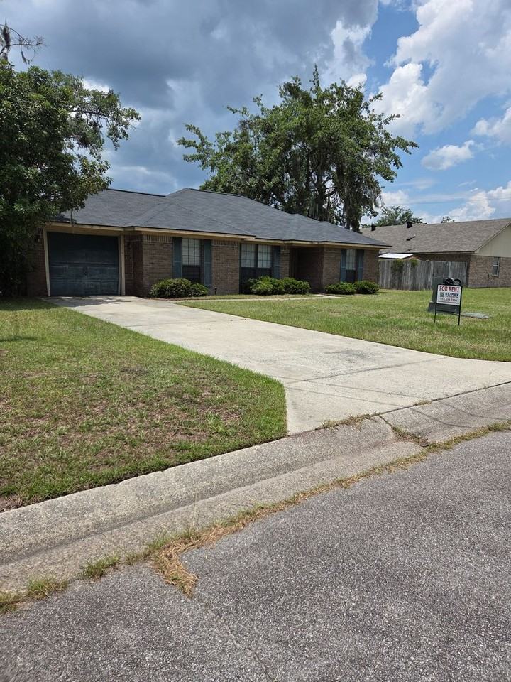 1646 Latham Ct
