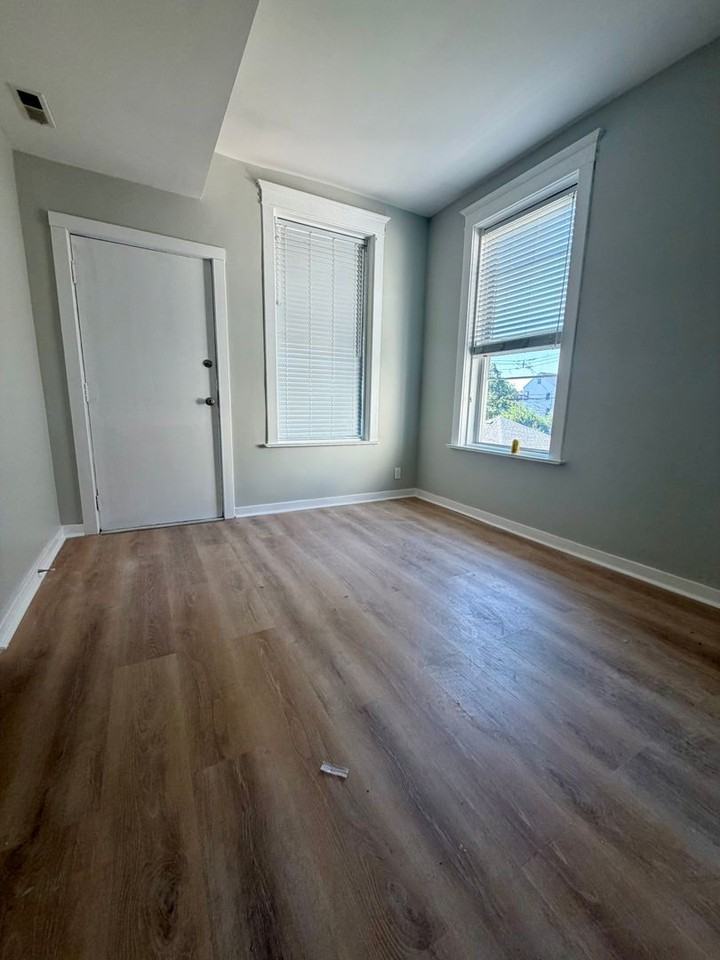 3223 S Lituanica Ave - Photo 3 of 13