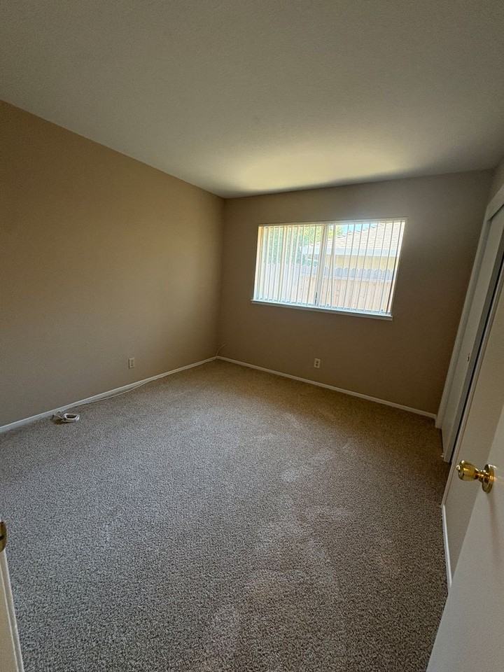 5056 Connecticut Dr - Photo 5 of 11