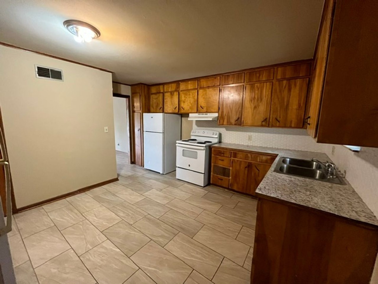 902 Young St - Photo 3 of 7