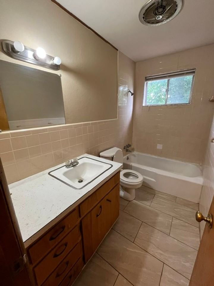 902 Young St - Photo 5 of 7