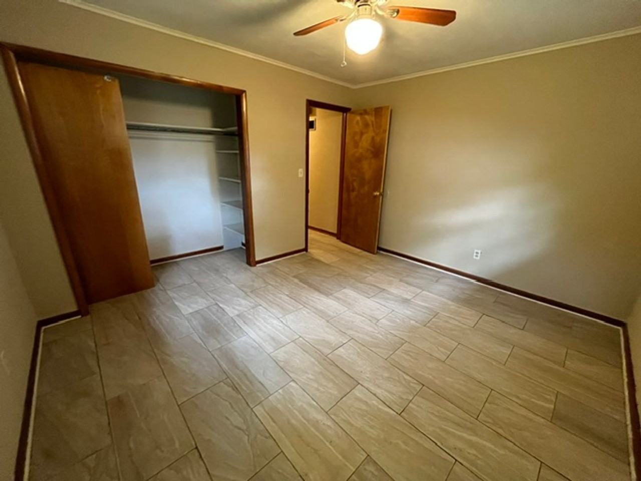 902 Young St - Photo 6 of 7