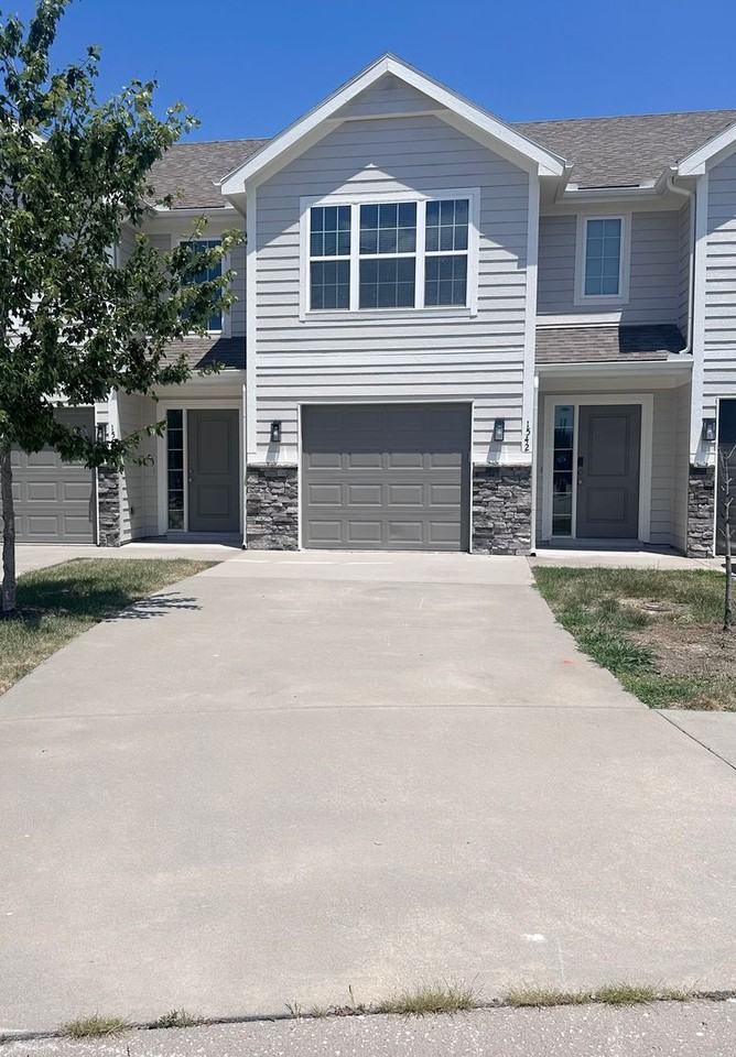 1542 Ne Erin Ct - Photo 2 of 18