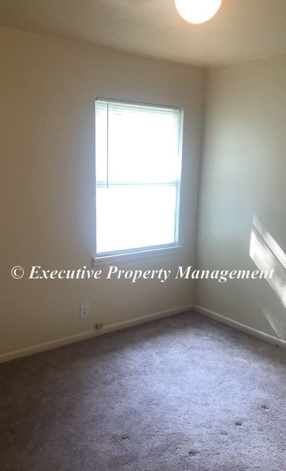 608 S 3rd St - Photo 5 of 10