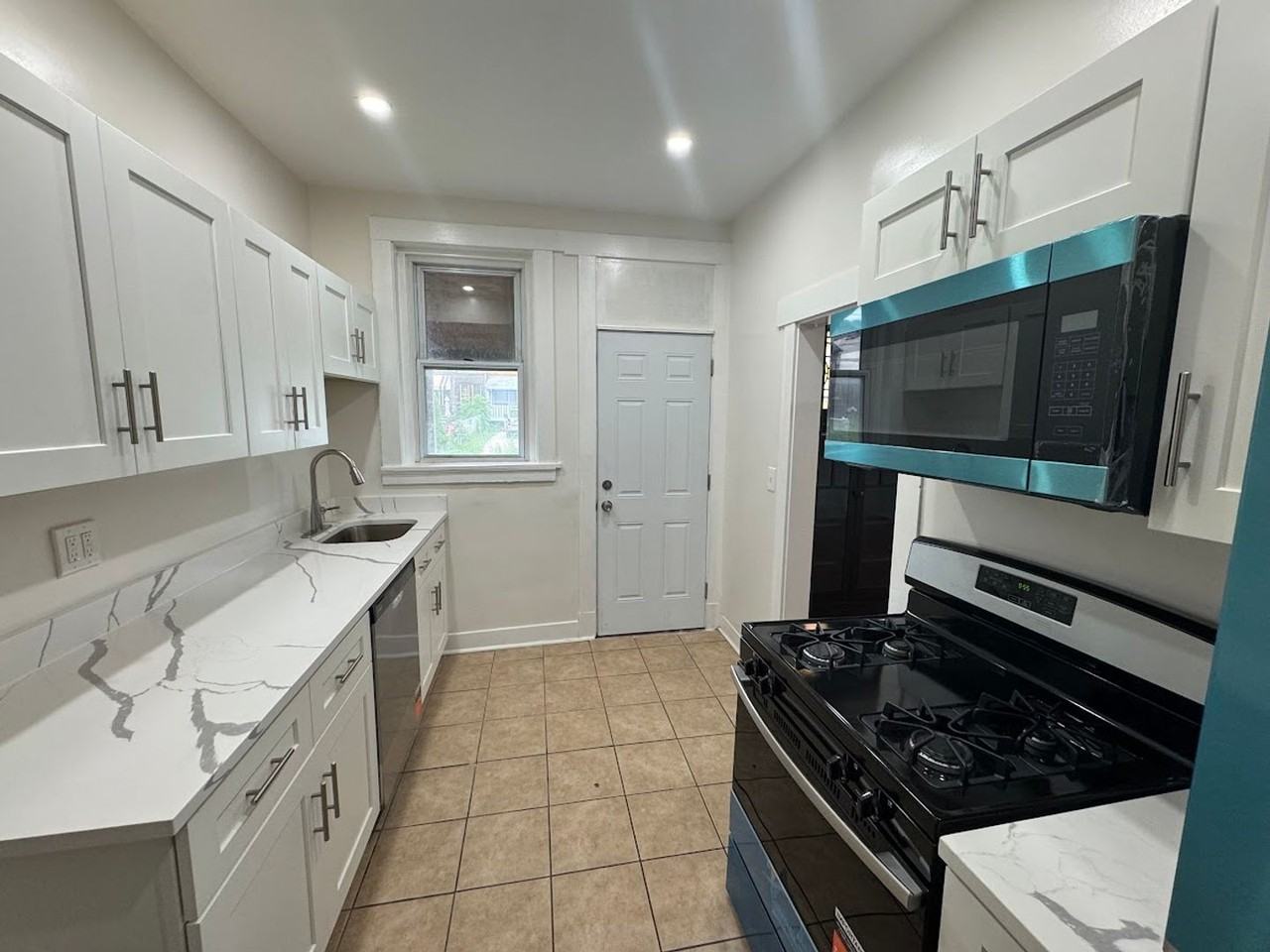 1651 Chislett St - Photo 3 of 34
