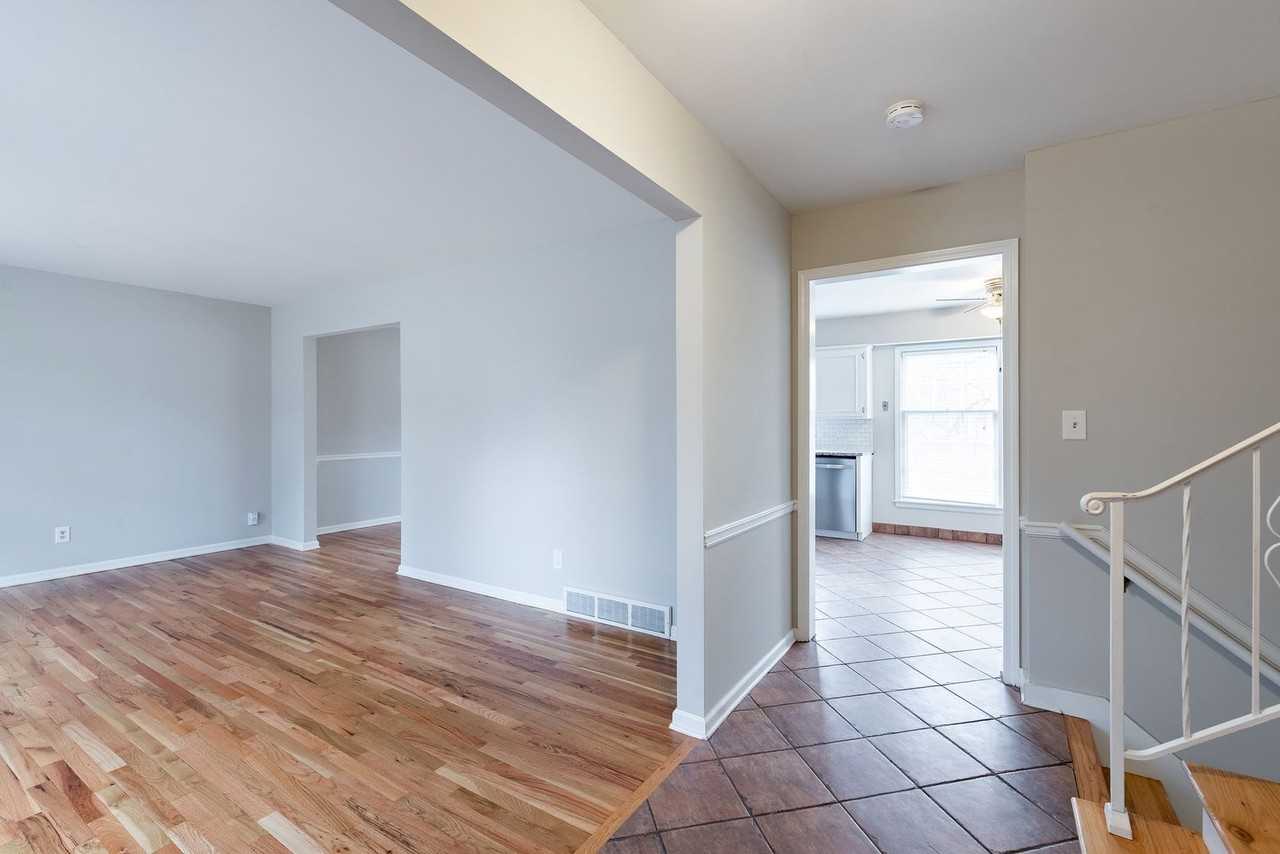 10717 W 98th St - Photo 2 of 37