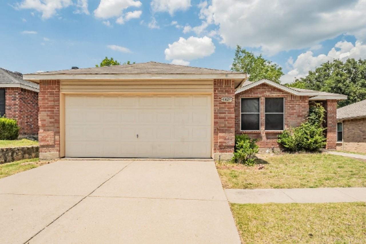 3327 Clydesdale Dr - Photo 2 of 32